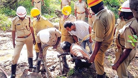 ಬಾಲಕಿಯ ಶವಕ್ಕಾಗಿ ಹುಡುಕಾಟ ನಡೆಸಿರುವ ಅಧಿಕಾರಿಗಳು (ಸಂಗ್ರಹ ಚಿತ್ರ)