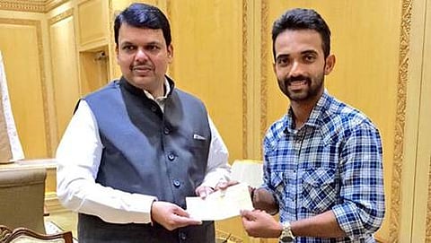 ಚೆಕ್ ಸ್ವೀಕರಿಸುತ್ತಿರುವ ಮಹಾ ಸಿಎಂ (ಚಿತ್ರ - Twitter (@Dev_Fadnavis)