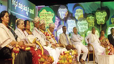 ವಿವಿಧ ಪ್ರಶಸ್ತಿಗಳ ಪ್ರದಾನ ಸಮಾರಂಭದಲ್ಲಿ ಸಾಧಕರು (ಕೃಪೆ : ಕೆಪಿಎನ್ )