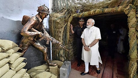 ಇಂಡೋ-ಪಾಕ್ ಯುದ್ಧದ ಸುವರ್ಣ ಮಹೋತ್ಸವದ ಪ್ರಯುಕ್ತ ದೆಹಲಿಯ ಇಂಡಿಯಾ ಗೇಟ್ ಬಳಿ ನಿರ್ಮಿಸಲಾಗಿರುವ ವಿಶೇಷ ಪ್ರದರ್ಶನ ಸೂರ್ಯಾಂಜಲಿಯಲ್ಲಿ ಕಾಣಿಸಿಕೊಂಡ ಪ್ರಧಾನಿ  ನರೇಂದ್ರ ಮೋದಿ