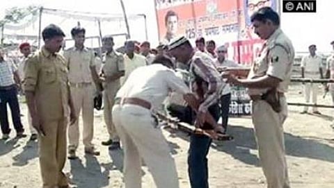ಏರ್‌ಗನ್‌ ಹೊಂದಿದ್ದ ವ್ಯಕ್ತಿಯನ್ನು ಪರಿಶೀಲಿಸುತ್ತಿರುವ ಪೊಲೀಸರು