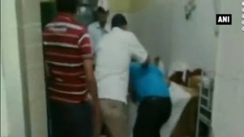 ವೈದ್ಯನ ಮೇಲೆ ಹಲ್ಲೆ ಮಾಡುತ್ತಿರುವ ದೃಶ್ಯ