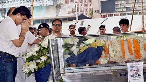ಜಗಮೋಹನ್ ದಾಲ್ಮಿಯಾ ಅವರ ಪಾರ್ಥೀವ ಶರೀರಕ್ಕೆ ನಮನ ಸಲ್ಲಿಸುತ್ತಿರುವ ಸೌರವ್ ಗಂಗೂಲಿ