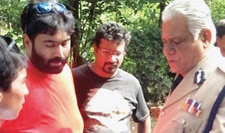 'ಟೈಗರ್' ಚಿತ್ರೀಕರಣದಲ್ಲಿ ನಿರ್ದೇಶಕ ನಂದಕಿಶೋರ್ ಜೊತೆ ನಟ ಓಂ ಪುರಿ ಚರ್ಚೆ
