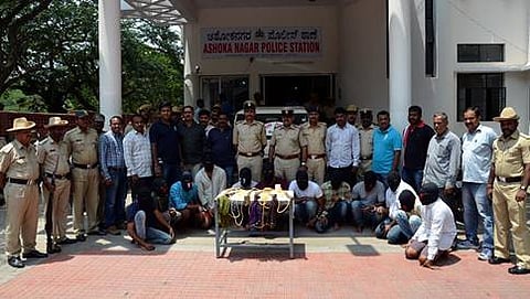 ಬಂಧಿತ ಆರೋಪಿಗಳೊಂದಿಗೆ ಪೊಲೀಸರು