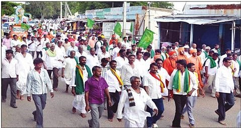 ಕೂಡಲಸಂಗಮದಿಂದ ಪಾದಯಾತ್ರೆ ಆರಂಭಿಸಿದ ರೈತರು ಮತ್ತು ಬೆಂಬಲಿಗರು