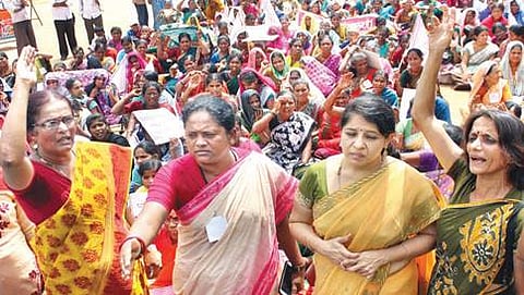 ರಾಘವೇಶ್ವರ ಸ್ವಾಮೀಜಿ ವಿರುದ್ಧ ತನಿಖೆ ಪೂರ್ಣಗೊಳಿಸಿ ಕಾನೂನು ಕ್ರಮ ಕೈಗೊಳ್ಳಬೇಕೆಂದು ಒತ್ತಾಯಿಸಿ ವಿವಿಧ ಮಹಿಳಾ ಸಂಘಟನೆ ಕಾರ್ಯಕರ್ತರು ಸ್ವಾತಂತ್ರ್ಯ ಉದ್ಯಾನ ಬಳಿ ಪ್ರತಿಭಟನೆ ನಡೆಸ