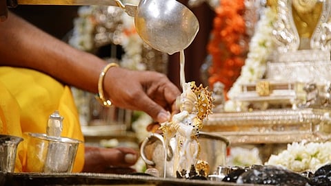 ಶ್ರೀ ಕೃಷ್ಣನಿಗೆ ಹಾಲಿನ ಅಭಿಷೇಕ(ಸಂಗ್ರಹ ಚಿತ್ರ )