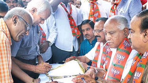ಕಾಂಗ್ರೆಸ್ ವಿರುದ್ಧ ಬಿಜೆಪಿ ಹಮ್ಮಿಕೊಂಡಿದ್ದ ಸಹಿ ಸಂಗ್ರಹ ಕಾರ್ಯಕ್ರಮದಲ್ಲಿ ರಾಜ್ಯಾಧ್ಯಕ್ಷ ಪ್ರಹ್ಲಾದ್ ಜೋಶಿ, ಮಾಜಿ ಸಿಎಂ ಬಿ.ಎಸ್. ಯಡಿಯೂರಪ್ಪ, ಕೇಂದ್ರ ಸಚಿವರಾದ ಡಿ.ವಿ. ಸದಾನಂ