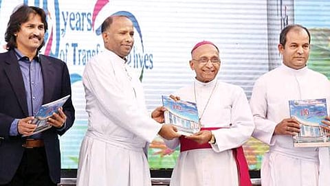 ಎಲಸೇಂಟ್ ಜೋಸೆಫ್ ವಿದ್ಯಾ ಸಂಸ್ಥೆಯ 110ನೇ ವಾರ್ಷಿಕೋತ್ಸವ ಸಮಾರಂಭದಲ್ಲಿ ಶಾಲೆಯ ಸ್ಮರಣ ಸಂಚಿಕೆ ಬಿಡುಗಡೆ ಮಾಡಲಾಯಿತು. ಮಾಜಿ ಸಚಿವ ಕುಮಾರ್ ಬಂಗಾರಪ್ಪ, ಶಾಸಕ ಎನ್.ಎ. ಹ್ಯಾರೀಸ್ ಹಾಗ