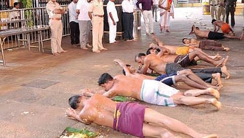 ಕಿರುಷಷ್ಠಿ ಪ್ರಯುಕ್ತ ಕುಕ್ಕೆ ಸುಬ್ರಹ್ಮಣ್ಯ ದೇವಸ್ಥಾನದಲ್ಲಿ ಭಕ್ತರು ಎಡೆಸ್ನಾನ ಸೇವೆ ನೆರವೇರಿಸಿದರು.