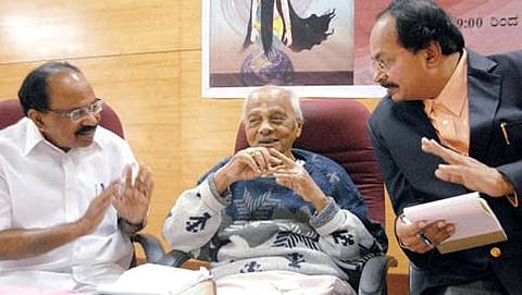 ಬೆಂಗಳೂರಿನ ಗಾಂಧಿ ಭವನದಲ್ಲಿ ಶನಿವಾರ ನಡೆದ ವಿಚಾರ ಸಂಕಿರಣದಲ್ಲಿ ಡಾ.ಎಂ.ವೀರಪ್ಪ ಮೊಯ್ಲಿ, ಡಾ.ದೇ.ಜವರೇಗೌಡ, ಡಾ.ನಾಗತಿಹಳ್ಳಿ ಚಂದ್ರಶೇಖರ್ ಮಾತುಕತೆ.