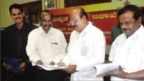 ಬೆಂಗಳೂರಿನಲ್ಲಿ ಶನಿವಾರ ಉನ್ನತ ಶಿಕ್ಷಣ ಸಚಿವ ಟಿ.ಬಿ.ಜಯಚಂದ್ರ ಅವರಿಗೆ ಡಾ.ಹಿ.ಚಿ.ಬೋರಲಿಂಗಯ್ಯ ವರದಿ ಸಲ್ಲಿಸಿದರು. ಉನ್ನತ ಶಿಕ್ಷಣ ಇಲಾಖೆಯ ಪ್ರಧಾನ ಕಾರ್ಯದರ್ಶಿ ಭರತ್ ಲಾಲ್ ಮೀನಾ,