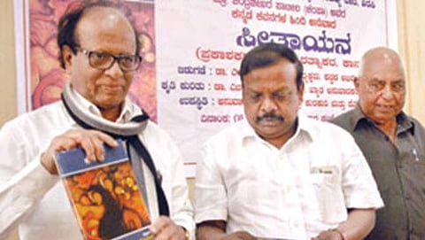 ಸಂಕ್ರಮಣ ಪ್ರಕಾಶನ ಹೊರತಂದಿರುವ ಸಾಹಿತಿ ಪ್ರೊ. ಚಂದ್ರಶೇಖರ ಪಾಟೀಲ ಅವರ ಕನ್ನಡ ಕವನಗಳ ಹಿಂದಿ ಅನುವಾದ `ಸೀತಾಯನ' ಪುಸ್ತಕವನ್ನು ಕನ್ನಡ ಪ್ರಾಧಿಕಾರ ಅಧ್ಯಕ್ಷ ಡಾ. ಎಲ್. ಹನುಮಂತಯ್ಯ ಬ