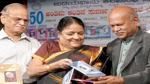 ನಗರದ ಉದಯಭಾನು ಕಲಾಸಂಘ ಹೊರತಂದಿರುವ ಎಂಟು ಸಾಧಕರ ಆತ್ಮಚರಿತ್ರೆ ಪುಸ್ತಕಗಳನ್ನು ಸಾಹಿತ್ಯ ಅಕಾಡೆಮಿ ಅಧ್ಯಕ್ಷೆ ಮಾಲತಿ ಪಟ್ಟಣಶೆಟ್ಟಿ ಬಿಡುಗಡೆ ಮÁಡಿದರು. ಹಿರಿಯ ಸಾಹಿತಿ ಡಾ. ಹಂಪಾ ನ