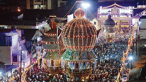 ಉಡುಪಿಯ ಪೇಜಾವರ ಮಠದ ಐತಿಹಾಸಿಕ ಪರ್ಯಾಯೋತ್ಸವದ ಹಿನ್ನೆಲೆಯಲ್ಲಿ ಭಾನುವಾರ ಕೃಷ್ಣಮಠದ ರಥಬೀದಿಯಲ್ಲಿ 5 ರಥಗಳ ಮಹಾರಥೋತ್ಸವ ವೈಭವದಿಂದ ನಡೆಯಿತು. ಕೃಷ್ಣಭಕ್ತರು ಈ ಅಪೂರ್ವ ಉತ್ಸವವನ್ನು