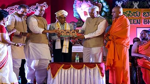 ಬೆಂಗಳೂರಿನಲ್ಲಿ ಶುಕ್ರವಾರ ಹಮ್ಮಿಕೊಂಡಿದ್ದ ಅದಮ್ಯ ಚೇತನ ಕಾರ್ಯಕ್ರಮದಲ್ಲಿ ಇಸ್ರೋ ಅಧ್ಯಕ್ಷ ಎ.ಎಸ್. ಕಿರಣಕುಮಾರ್ ಅವರನ್ನು ಗೃಹ ಸಚಿವ ರಾಜನಾಥ್ ಸಿಂಗ್ ಸನ್ಮಾನಿಸಿದರು.