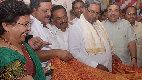ಸೀರೆ ಬಿಡುಗಡೆ ಮಾಡಿದ ಸಿಎಂ ಸಿದ್ದರಾಮಯ್ಯ