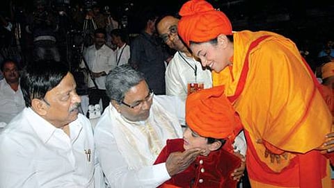 ರಾಷ್ಟ್ರೀಯ ಯುವ ಸಪ್ತಾಹದಲ್ಲಿ ವಿವೇಕಾನಂದ ಕಲಾಕೇಂದ್ರ ಪ್ರದರ್ಶಿಸಿದ `ವಿಶ್ವ ವಂದ್ಯ ವಿವೇಕಾನಂದ' ನೃತ್ಯರೂಪಕದ ನರೇಂದ್ರ ಮತ್ತು ವಿವೇಕಾನಂದ ಪಾತ್ರಧಾರಿಗಳನ್ನು ಮುಖ್ಯಮಂತ್ರಿ ಸಿದ್ದ