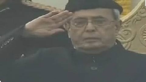 ರಾಷ್ಟ್ರಪತಿ ಪ್ರಣಬ್ ಮುಖರ್ಜಿ ಅವರಿಂದ ಧ್ವಜಾರೋಹಣ