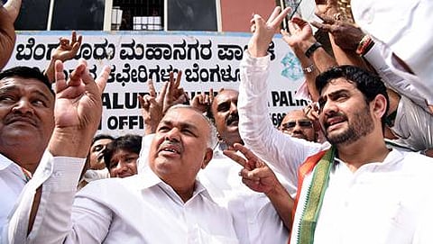 ನಾಮಪತ್ರ ಸಲ್ಲಿಸಿದ ಬಳಿಕ ಸಚಿವ ರಾಮಲಿಂಗಾರೆಡ್ಡಿ ಹಾಗೂ ರೆಹಮಾನ್ ಷರೀಫ್.