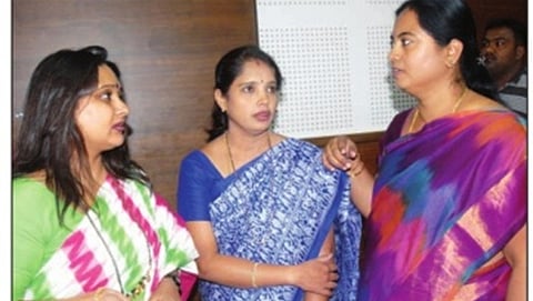ಪಾಲಿಕೆ ಬಿಜೆಪಿ ಸದಸ್ಯೆ ಮಮತಾ ಅವರೊಂದಿಗೆ ಚರ್ಚೆಯಲ್ಲಿ ತೊಡಗಿರುವ ಪಕ್ಷದ ವಕ್ತಾರೆ ಮಾಳವಿಕಾ, ಮಹಿಳಾ ಮೋರ್ಚಾದ ಗೀತಾ ವಿವೇಕಾನಂದ
