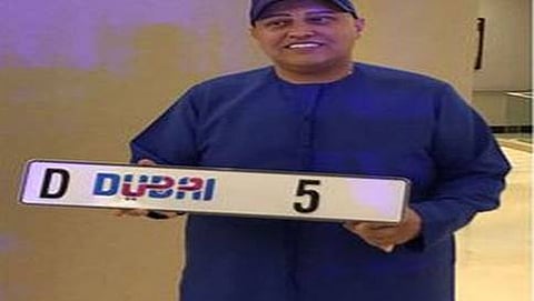 ನಂಬರ್ ಪ್ಲೇಟ್ ನೊಂದಿಗೆ ಉದ್ಯಮಿ