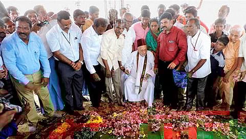 ಅಬ್ದುಲ್ ಕಲಾಂ ಅವರ ಹಿರಿಯ ಸಹೋದರ ಮುತ್ತುಮೀರನ್ ಮರೈಕಯರ್ ಅವರು ಭೂಮಿ ಪೂಜೆ ನೆರವೇರಿಸಿ, 'ಮಿಸೈಲ್ ಮ್ಯಾನ್' ಗೆ ಪುಷ್ಪನಮನ ಸಲ್ಲಿಸಿದರು.