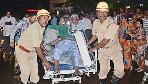 ಗಾಯಾಳುವನ್ನು ಮತ್ತೊಂದು ಆಸ್ಪತ್ರೆ ಸಾಗಿಸುತ್ತಿರುವುದು