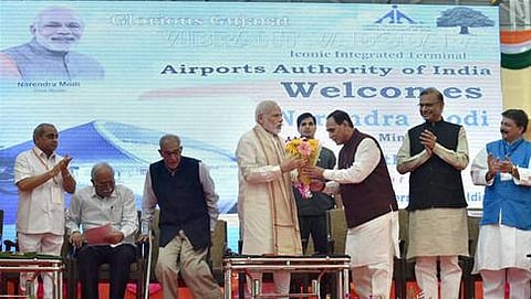 ವಡೋದರದ ಹರ್ನಿಯಲ್ಲಿ ಅಂತಾರಾಷ್ಟ್ರೀಯ ಹಸಿರು ವಿಮಾನ ನಿಲ್ದಾಣದ ಉದ್ಘಾಟನೆಗೆ ಆಗಮಿಸಿದ ಪ್ರಧಾನಿ ಮೋದಿಯವರನ್ನು ಸ್ವಾಗತಿಸಿದ ಗುಜರಾತ್ ಮುಖ್ಯಮಂತ್ರಿ ವಿಜಯ್ ರೂಪಾನಿ