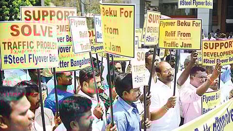 ಬೆಂಗಳೂರಿನ ಅನೇಕ ನಿವಾಸಿಗಳ ಸಂಘದ ಸದಸ್ಯರು ಸ್ಟೀಲ್ ಫ್ಲೈ ಓವರ್ ಗೆ ಬೆಂಬಲ ನೀಡಿ ಪ್ರತಿಭಟನೆ ನಡೆಸುತ್ತಿರುವುದು.