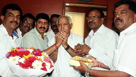 ಬಿ.ಎಸ್.ಯಡಿಯೂರಪ್ಪ ಅವರಿಗೆ ಸಿಹಿ ನೀಡಿ ಅಭಿನಂದಿಸುತ್ತಿರುವ ಬೆಂಬಲಿಗರು