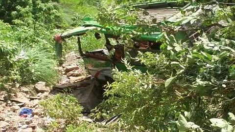 ಕಂದಕಕ್ಕೆ ಉರುಳಿದ ಬಸ್: 4 ಸಾವು, 51 ಜನರಿಗೆ ಗಾಯ