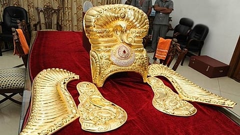 ಕೆಸಿಆರ್ ನೀಡುತ್ತಿರುವ ಚಿನ್ನಾಭರಣ