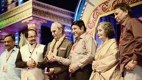 ಜೀವಮಾನದ ಸಾಧನೆಗಾಗಿ ಪ್ರಶಸ್ತಿ ಸ್ವೀಕರಿಸಿದ ಚಿತ್ರರಂಗದ ಗಣ್ಯರು