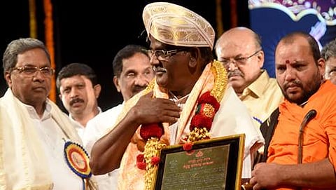 ಬೆಂಗಳೂರಿನಲ್ಲಿ ನಡೆದ ಕನಕ ಜಯಂತಿ ಆಚರಣೆ ಸಂದರ್ಭದಲ್ಲಿ ಮುಖ್ಯಮಂತ್ರಿ ಸಿದ್ದರಾಮಯ್ಯ ಕನಕಶ್ರೀ ಪ್ರಶಸ್ತಿ ಪ್ರದಾನ ಮಾಡಿದರು.