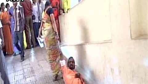 ಪತಿಯನ್ನು ಎಳೆದೊಯ್ಯುತ್ತಿರುವ ಪತ್ನಿ