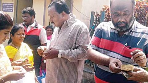 ಬೌರಿಂಗ್ ಆಸ್ಪತ್ರೆ ಆವರಣದಲ್ಲಿ ರೋಗಿಗಳಿಗೆ ಚಿಲ್ಲರೆ ವಿತರಿಸುತ್ತಿರುವ ಗಾಳಿಪಟ ಹಾರಾಟ ತಂಡ