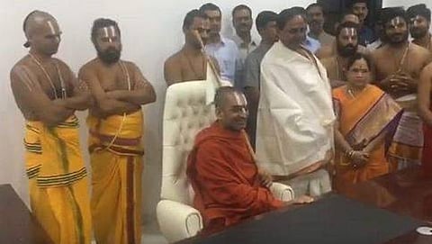 ಸಿಎಂ ಕುರ್ಚಿಯಲ್ಲಿ ಕುಳಿತಿರುವ ಸ್ವಾಮೀಜಿ
