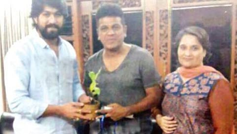ಶಿವರಾಜ್ ಕುಮಾರ್ ದಂಪತಿಗೆ ವಿವಾಹ ಆಮಂತ್ರಣ ಪತ್ರಿಕೆ ನೀಡುತ್ತಿರುವ ನಟ ಯಶ್