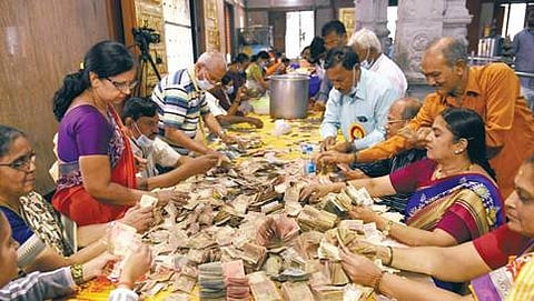 ಬನಶಂಕರಿ ದೇವಾಲಯದಲ್ಲಿ ಹಣ ಎಣಿಸುತ್ತಿರುವ ಸಿಬ್ಬಂದಿ