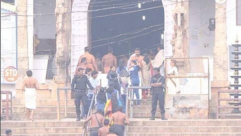 ಮಹಿಳೆಯರನ್ನು ತಡೆಯುತ್ತಿರುವ ಹಿಂದು ಸಂಘಟನೆ ಕಾರ್ಯಕರ್ತರು