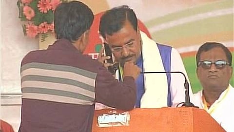 ನರೇಂದ್ರ ಮೋದಿ ಅವರು ದೂರವಾಣಿ ಮೂಲಕ ಮಾತನಾಡುತ್ತಿರುವುದು