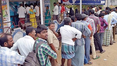 ಎಟಿಎ ಮುಂದೆ ನಿಂತಿರುವ ಜನತೆ