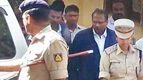 ಕಲ್ಬುರ್ಗಿಯಲ್ಲಿ ಸಂಬಂಧಿಕರ ಮನೆಯಿಂದ ಭಾನುವಾರ ಕೆ ಎ ಎಸ್ ಅಧಿಕಾರಿ ಭೀಮಾ ನಾಯಕ್ ಅವರನ್ನು ಬಂಧಿಸಿದ ಸಂದರ್ಭ