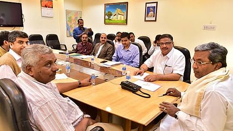 ಸಭೆಯಲ್ಲಿ ಮುಖ್ಯಮಂತ್ರಿ ಸಿದ್ದರಾಮಯ್ಯ, ಸಚಿವ ತನ್ವೀರ್ ಸೇಠ್ ಮತ್ತು ಇಲಾಖೆಯ ಅಧಿಕಾರಿಗಳು