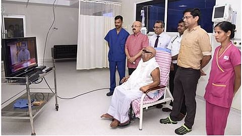 ಆಸ್ಪತ್ರೆಯಲ್ಲಿ ವಿಶ್ರಾಂತಿ ತೆಗೆದುಕೊಂಡು ಟಿವಿ ವೀಕ್ಷಿಸುತ್ತಿರುವ ಡಿಎಂಕೆ ಮುಖ್ಯಸ್ಥ ಎಂ.ಕರುಣಾನಿಧಿ