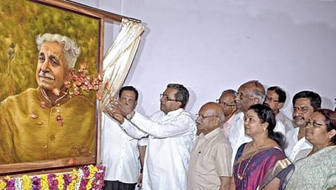 ಈ ಹಿಂದೆ ಕುವೆಂಪು ಜಯಂತಿ ಆಚರಣೆ ಸಂದರ್ಭದಲ್ಲಿ ಮುಖ್ಯಮಂತ್ರಿ ಸಿದ್ದರಾಮಯ್ಯ, ಸಚಿವೆ ಉಮಾಶ್ರೀ ಮತ್ತು ಇತರರು