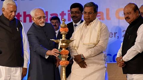 ಸಮ್ಮೇಳನ ಉದ್ಘಾಟಿಸುತ್ತಿರುವ ಉಪ ರಾಷ್ಟ್ರಪತಿ ಹಮಿದ್ ಅನ್ಸಾರಿ, ಮುಖ್ಯಮಂತ್ರಿ ಸಿದ್ದರಾಮಯ್ಯ, ರಾಜ್ಯಪಾಲ ವಜುಭಾಯಿ ವಾಲಾ