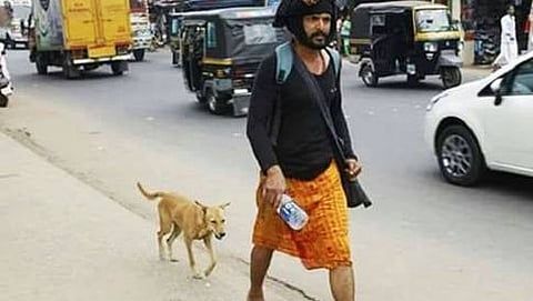 ಅಯ್ಯಪ್ಪ ಭಕ್ತನೊಂದಿಗೆ ನಡೆಯುತ್ತಿರುವ ಶ್ವಾನ